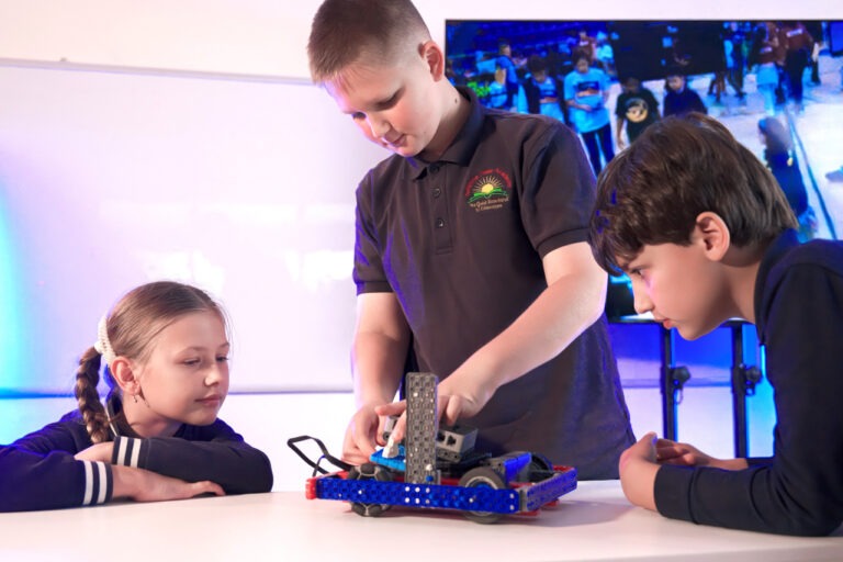 kids building robots in afterschool